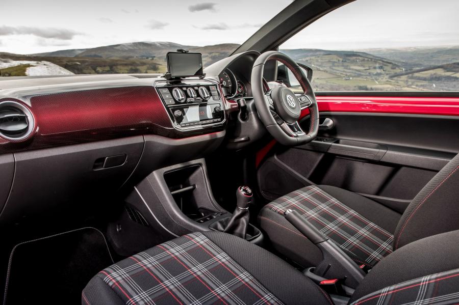 Интерьер Volkswagen up! GTI 2018 года  (UK) (фото 30 из 36)